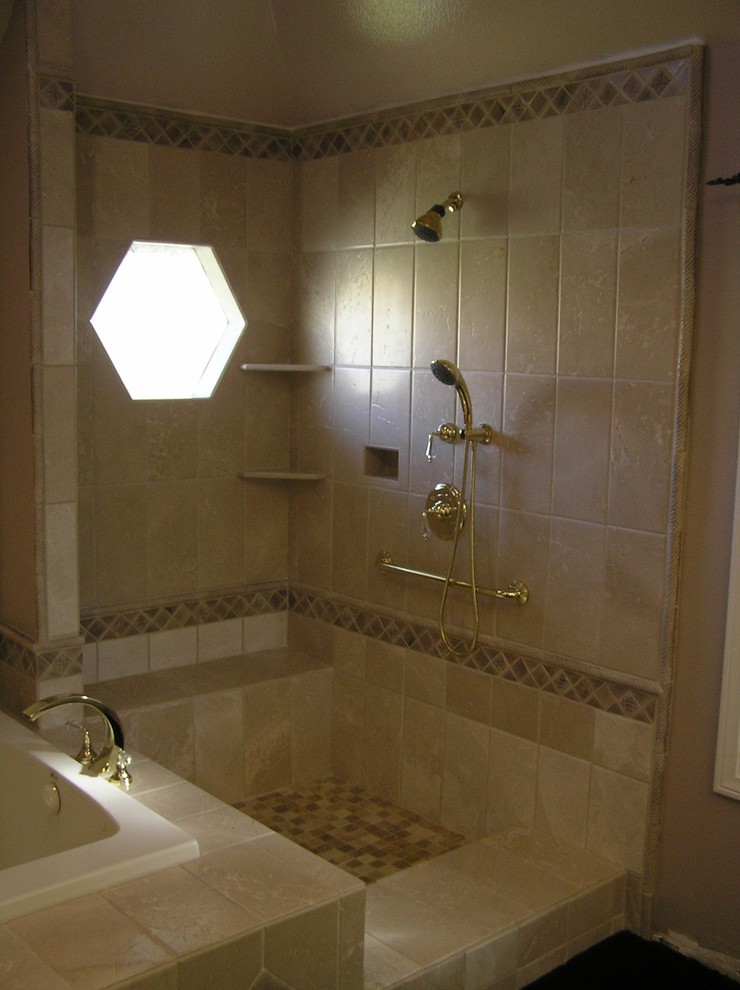 Großes Uriges Badezimmer En Suite mit Einbaubadewanne, Eckdusche, beigen Fliesen, Porzellanfliesen und beiger Wandfarbe in Orange County