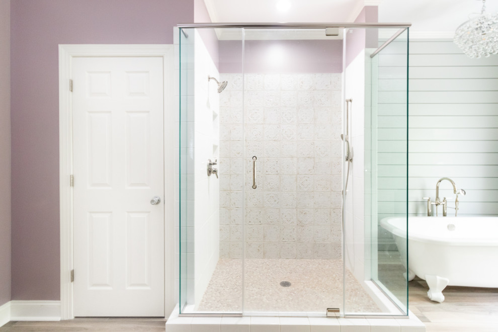 Eklektisk inredning av ett mellanstort flerfärgad flerfärgat en-suite badrum, med möbel-liknande, gröna skåp, ett badkar med tassar, en dubbeldusch, vit kakel, porslinskakel, lila väggar, ett undermonterad handfat, marmorbänkskiva och dusch med gångjärnsdörr