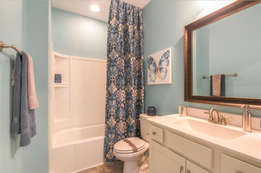 Immagine di una stanza da bagno classica con ante in stile shaker, ante bianche, doccia doppia, pareti grigie, pavimento in vinile e lavabo da incasso