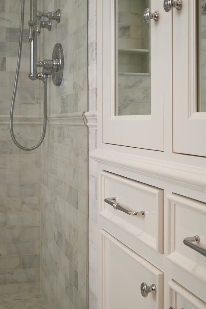 Ejemplo de cuarto de baño clásico con lavabo bajoencimera, armarios tipo mueble, puertas de armario blancas, encimera de mármol, baldosas y/o azulejos grises y baldosas y/o azulejos de cemento