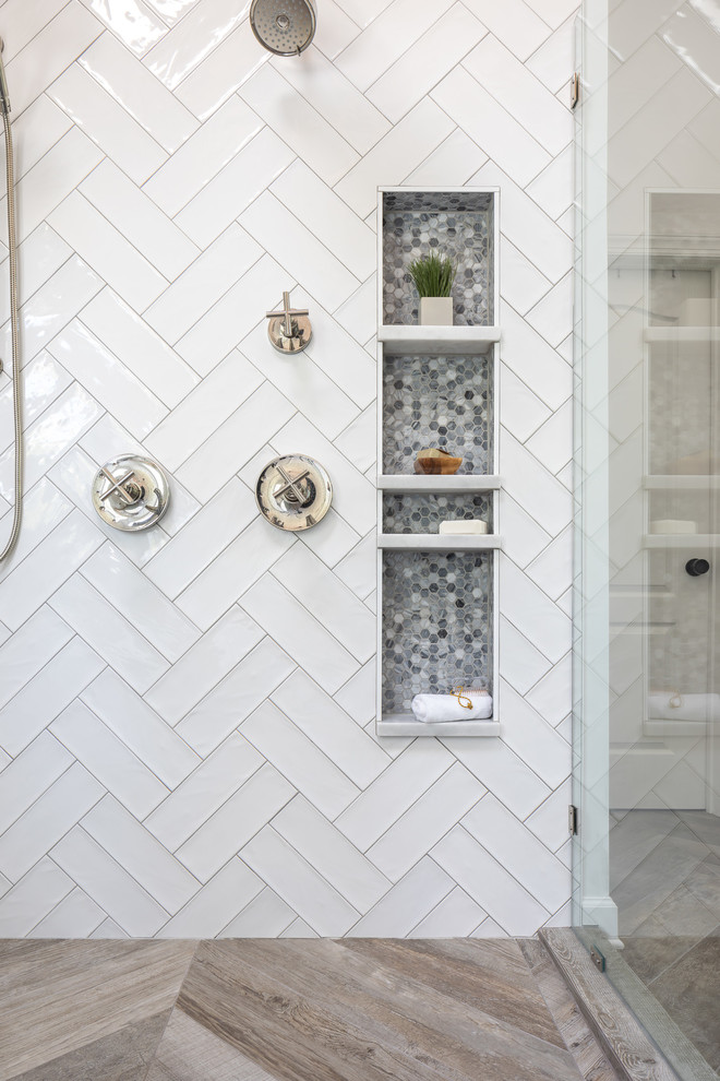 Exempel på ett mellanstort lantligt vit vitt en-suite badrum, med luckor med infälld panel, vita skåp, ett fristående badkar, en kantlös dusch, en toalettstol med separat cisternkåpa, vit kakel, keramikplattor, vita väggar, klinkergolv i porslin, ett undermonterad handfat, marmorbänkskiva, brunt golv och dusch med gångjärnsdörr