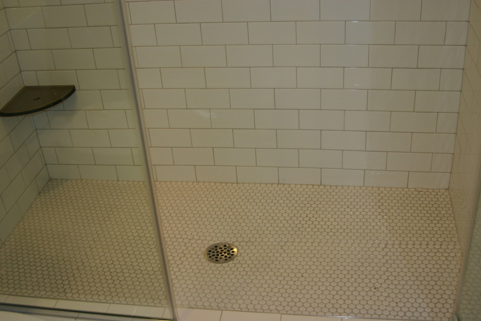 Cette image montre une petite douche en alcôve principale traditionnelle avec un lavabo encastré, un placard avec porte à panneau encastré, des portes de placard grises, un plan de toilette en marbre, WC séparés, un carrelage blanc, des carreaux de céramique, un mur gris et un sol en carrelage de céramique.