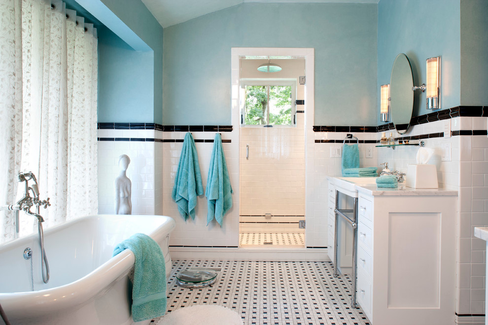 Modelo de cuarto de baño azulejo de dos tonos clásico con lavabo tipo consola, bañera exenta y baldosas y/o azulejos de cemento
