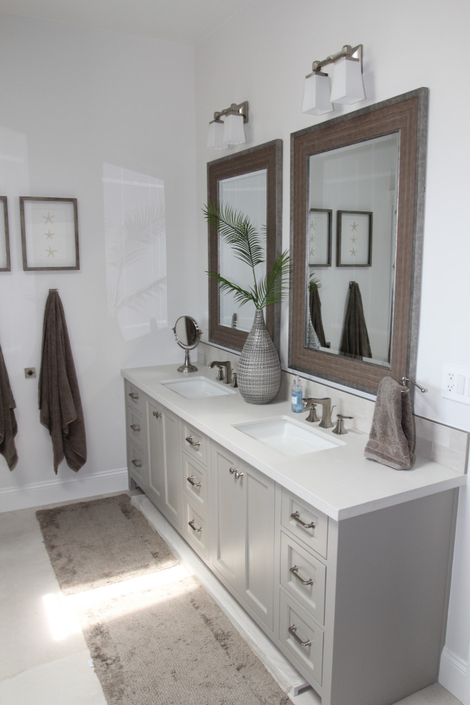 Imagen de cuarto de baño contemporáneo extra grande con armarios con paneles con relieve y puertas de armario blancas