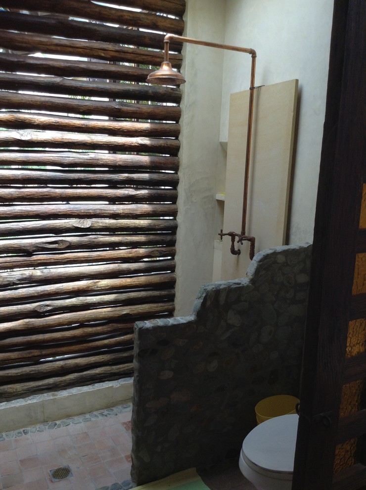 Foto di una stanza da bagno con doccia mediterranea di medie dimensioni con doccia aperta, piastrelle beige, pareti beige, pavimento in terracotta e pavimento beige