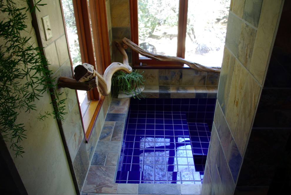 Foto di una grande stanza da bagno padronale rustica con doccia aperta, pareti beige, pavimento in ardesia, ante in stile shaker e ante in legno scuro