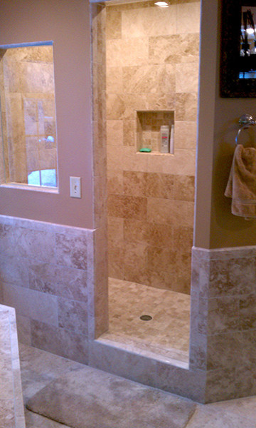 Immagine di una stanza da bagno padronale mediterranea di medie dimensioni con vasca da incasso, doccia alcova, piastrelle beige, piastrelle in travertino, pareti beige, pavimento in travertino, pavimento beige e doccia aperta