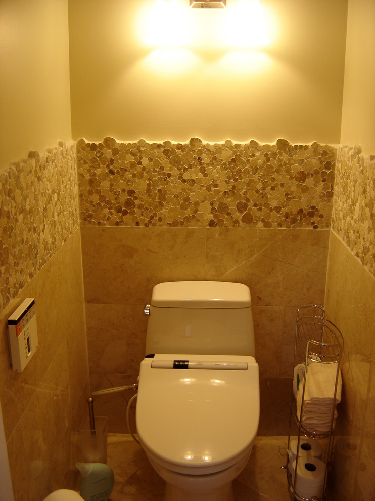 Стильный дизайн: туалет в стиле неоклассика (современная классика) с настольной раковиной, фасадами с выступающей филенкой, белыми фасадами, мраморной столешницей, унитазом-моноблоком и разноцветной плиткой - последний тренд