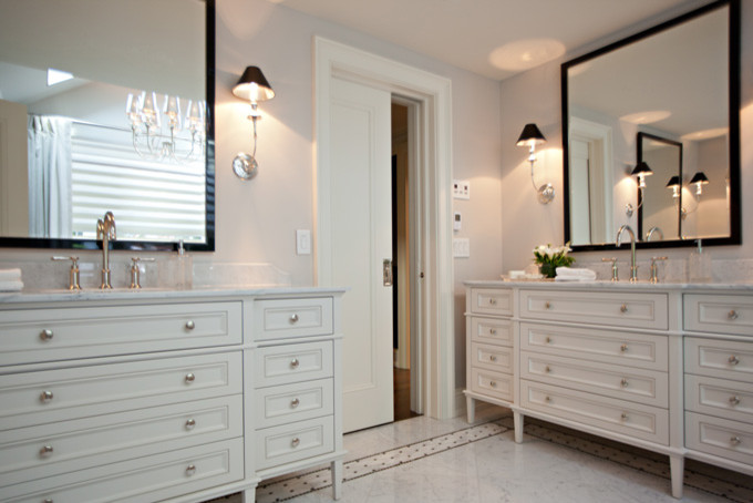Idéer för att renovera ett stort vintage vit vitt en-suite badrum, med skåp i shakerstil, vita skåp, mosaikgolv, ett integrerad handfat, marmorbänkskiva och vitt golv