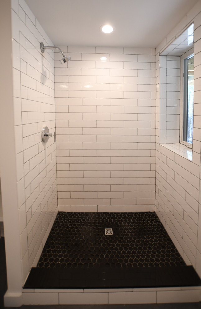 Idéer för ett mellanstort retro grå badrum för barn, med släta luckor, grå skåp, en dusch i en alkov, en toalettstol med hel cisternkåpa, vita väggar, betonggolv, ett undermonterad handfat, marmorbänkskiva, grått golv och med dusch som är öppen