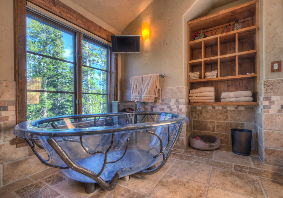 Uriges Badezimmer En Suite mit offenen Schränken, hellbraunen Holzschränken, freistehender Badewanne, beigen Fliesen und beiger Wandfarbe in Denver