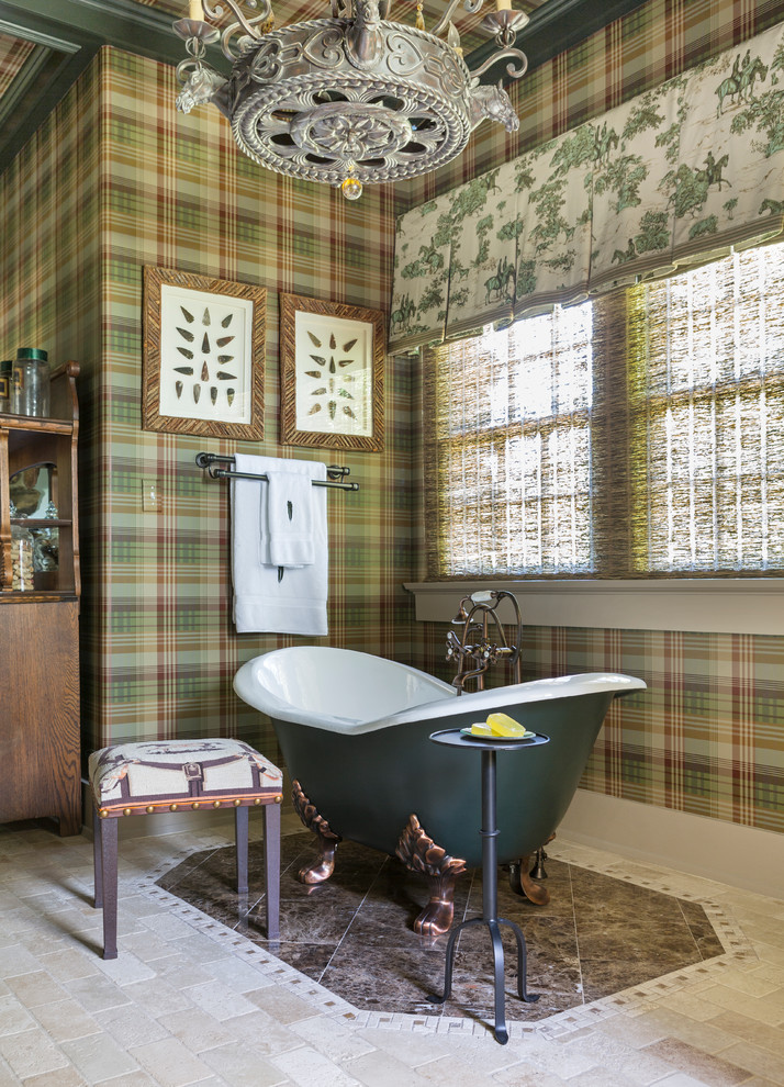 Идея дизайна: ванная комната в классическом стиле с ванной на ножках, разноцветными стенами и полом из травертина