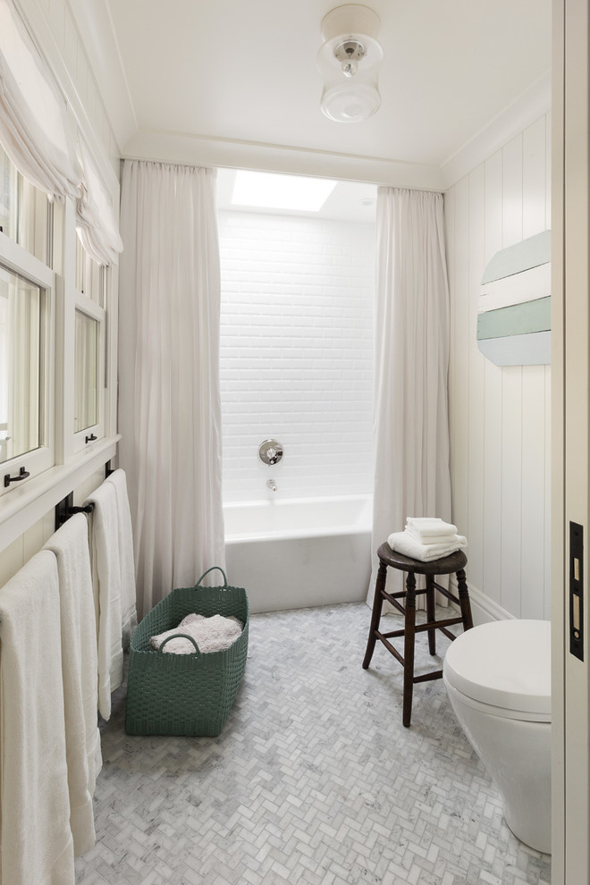 Идея дизайна: детская ванная комната среднего размера в классическом стиле с фасадами цвета дерева среднего тона, ванной в нише, душем над ванной, унитазом-моноблоком, белой плиткой, керамогранитной плиткой, белыми стенами, мраморным полом, врезной раковиной и мраморной столешницей