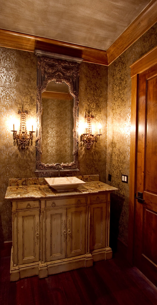 Inredning av ett rustikt litet badrum med dusch, med ett fristående handfat, möbel-liknande, skåp i slitet trä, granitbänkskiva, en bidé, grå väggar och mellanmörkt trägolv
