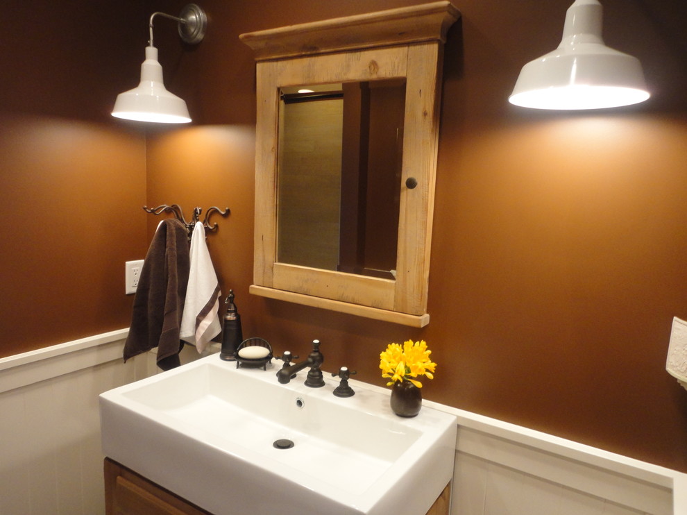 Country Badezimmer mit Trogwaschbecken, hellbraunen Holzschränken und brauner Wandfarbe in San Francisco