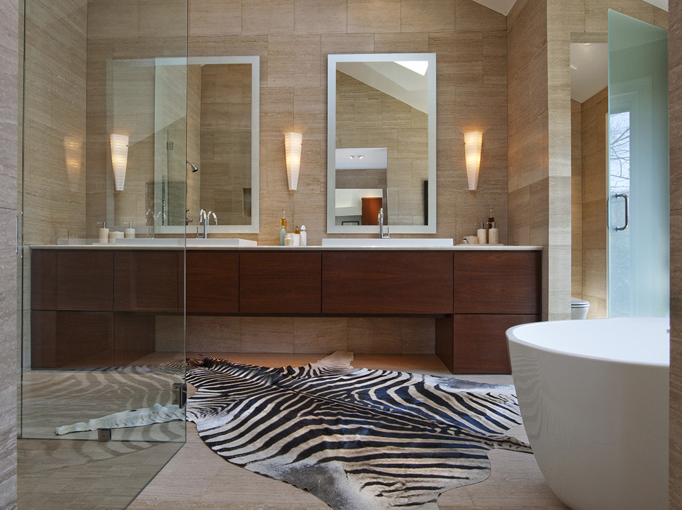 Modernes Badezimmer mit freistehender Badewanne und Steinwänden in Atlanta