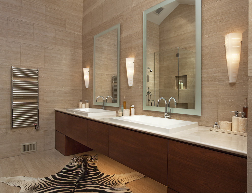 Modelo de cuarto de baño contemporáneo con lavabo encastrado, armarios con paneles lisos, puertas de armario de madera oscura y baldosas y/o azulejos beige