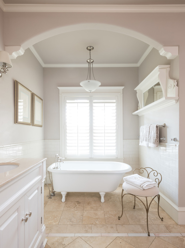 Источник вдохновения для домашнего уюта: ванная комната в классическом стиле с фасадами с выступающей филенкой, белыми фасадами и душевой кабиной