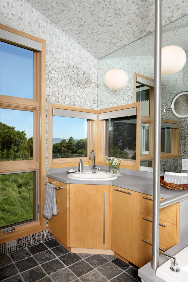 На фото: ванная комната в современном стиле с накладной раковиной и серой столешницей