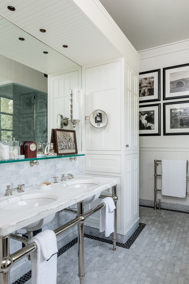 Idéer för vintage vitt badrum, med öppna hyllor, grå kakel, vit kakel, mosaik, vita väggar, mosaikgolv, ett undermonterad handfat och grått golv