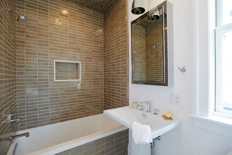На фото: ванная комната в стиле модернизм с раковиной с пьедесталом