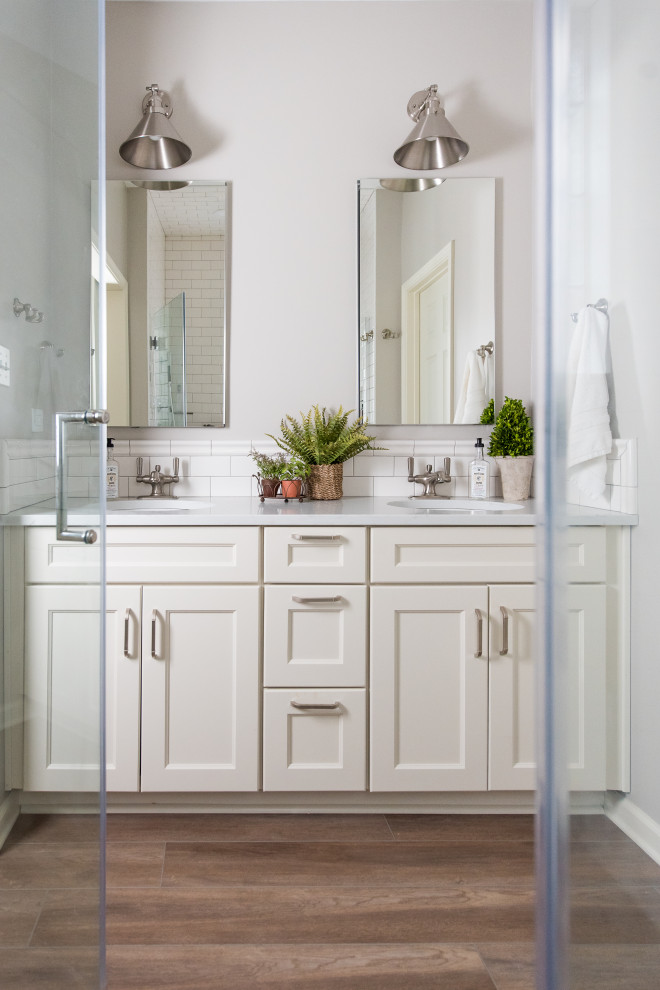 Foto de cuarto de baño principal, doble y a medida minimalista de tamaño medio con armarios estilo shaker, puertas de armario beige, paredes grises, suelo de madera en tonos medios y lavabo bajoencimera