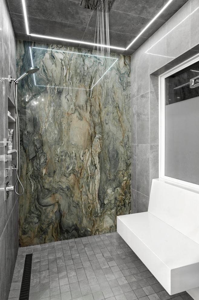 Exempel på ett mellanstort modernt en-suite badrum, med grå kakel, släta luckor, skåp i mellenmörkt trä, ett fristående badkar, en dusch i en alkov, porslinskakel, vita väggar, mörkt trägolv, ett fristående handfat, bänkskiva i kvartsit, brunt golv och dusch med gångjärnsdörr