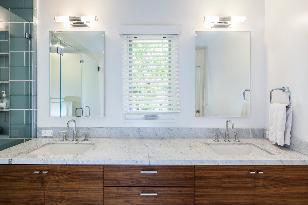 Идея дизайна: ванная комната: освещение в современном стиле с врезной раковиной, плоскими фасадами, фасадами цвета дерева среднего тона, синей плиткой и плиткой кабанчик