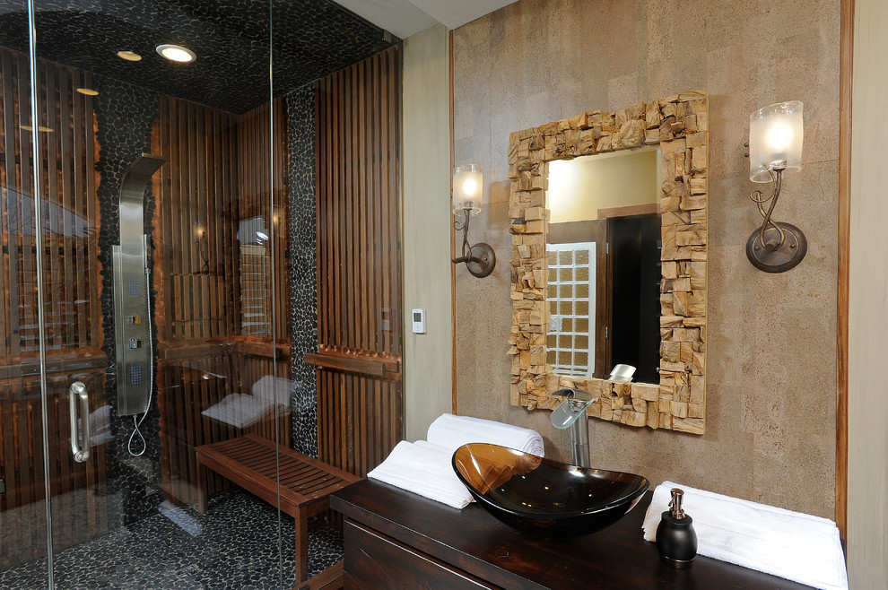 Idées déco pour un sauna éclectique en bois vieilli de taille moyenne avec une vasque, un placard à porte plane, un plan de toilette en bois, WC suspendus, un carrelage multicolore, un carrelage de pierre, un mur multicolore, un sol en galet, un bain japonais et une douche d'angle.