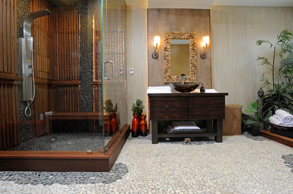 Стильный дизайн: баня и сауна среднего размера в стиле фьюжн с плоскими фасадами, искусственно-состаренными фасадами, инсталляцией, разноцветной плиткой, каменной плиткой, разноцветными стенами, полом из галечной плитки, столешницей из дерева, настольной раковиной, японской ванной и угловым душем - последний тренд