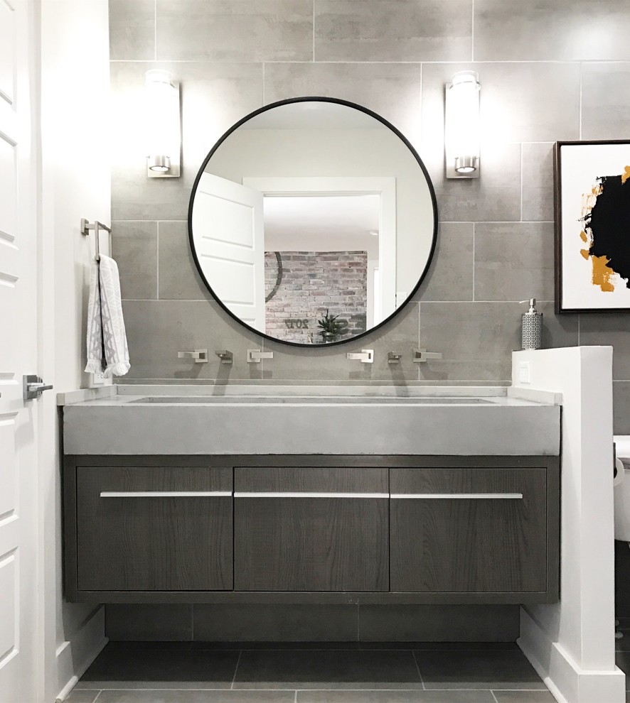 Foto på ett funkis badrum, med grå skåp, en hörndusch, grå kakel, keramikplattor, klinkergolv i keramik, bänkskiva i betong, grått golv och dusch med gångjärnsdörr