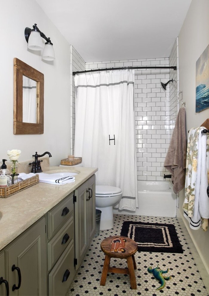 Стильный дизайн: детская ванная комната среднего размера в стиле фьюжн с фасадами с выступающей филенкой, серыми фасадами, накладной ванной, душем над ванной, унитазом-моноблоком, желтой плиткой, керамической плиткой, белыми стенами, полом из керамической плитки, врезной раковиной и столешницей из известняка - последний тренд