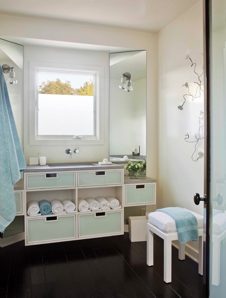 Imagen de cuarto de baño contemporáneo con puertas de armario azules