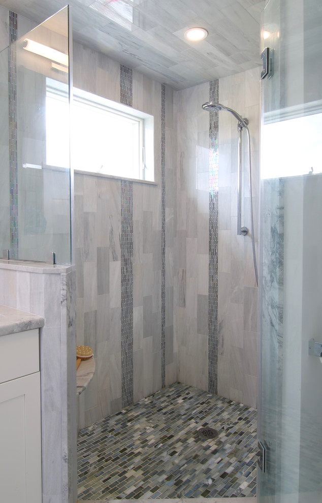 Идея дизайна: главная ванная комната среднего размера в стиле неоклассика (современная классика) с фасадами в стиле шейкер, белыми фасадами, угловым душем, унитазом-моноблоком, серой плиткой, плиткой мозаикой, белыми стенами, полом из керамогранита, врезной раковиной и мраморной столешницей