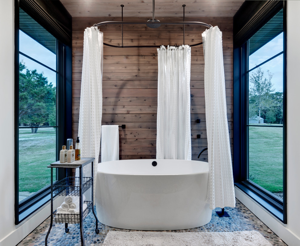 Diseño de cuarto de baño rústico con bañera exenta, combinación de ducha y bañera, paredes marrones y ducha con cortina