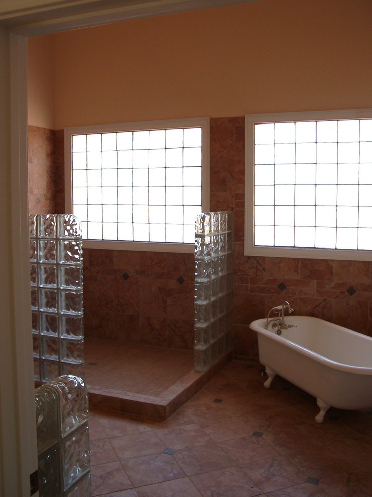 Источник вдохновения для домашнего уюта: большая главная ванная комната в стиле фьюжн с фасадами с выступающей филенкой, белыми фасадами, ванной на ножках, открытым душем, раздельным унитазом, разноцветной плиткой, терракотовой плиткой, полом из терракотовой плитки, бежевыми стенами, монолитной раковиной и столешницей из искусственного кварца