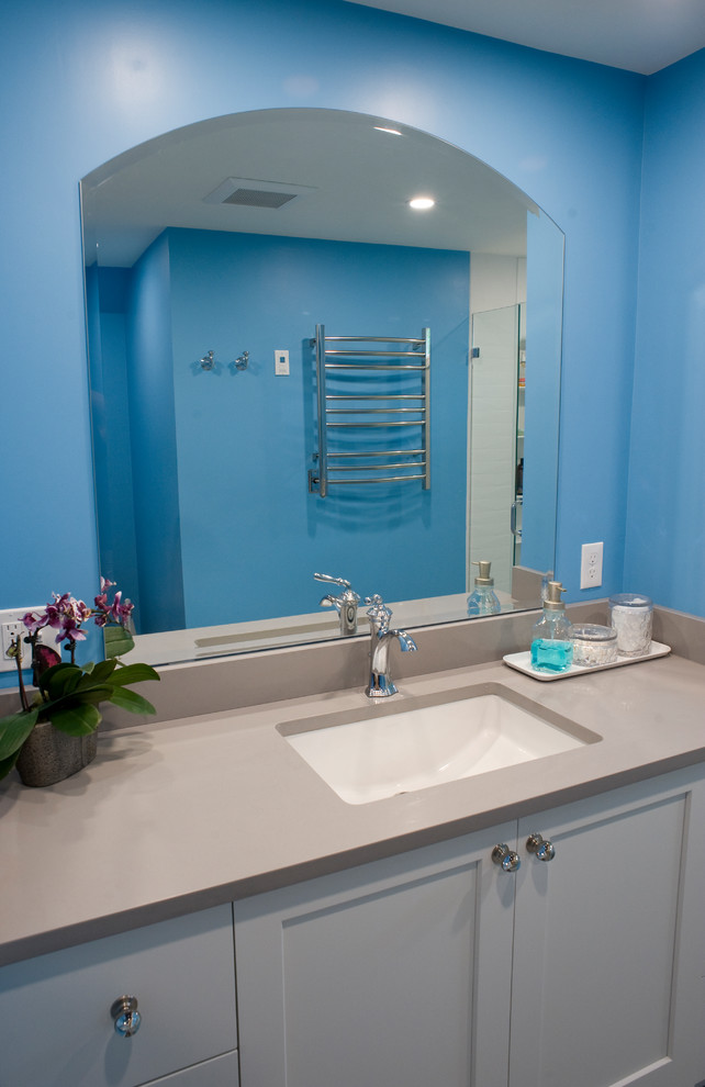 Diseño de cuarto de baño principal bohemio de tamaño medio con puertas de armario blancas, paredes azules, suelo de baldosas de porcelana, encimera de cuarzo compacto, suelo beige y encimeras grises