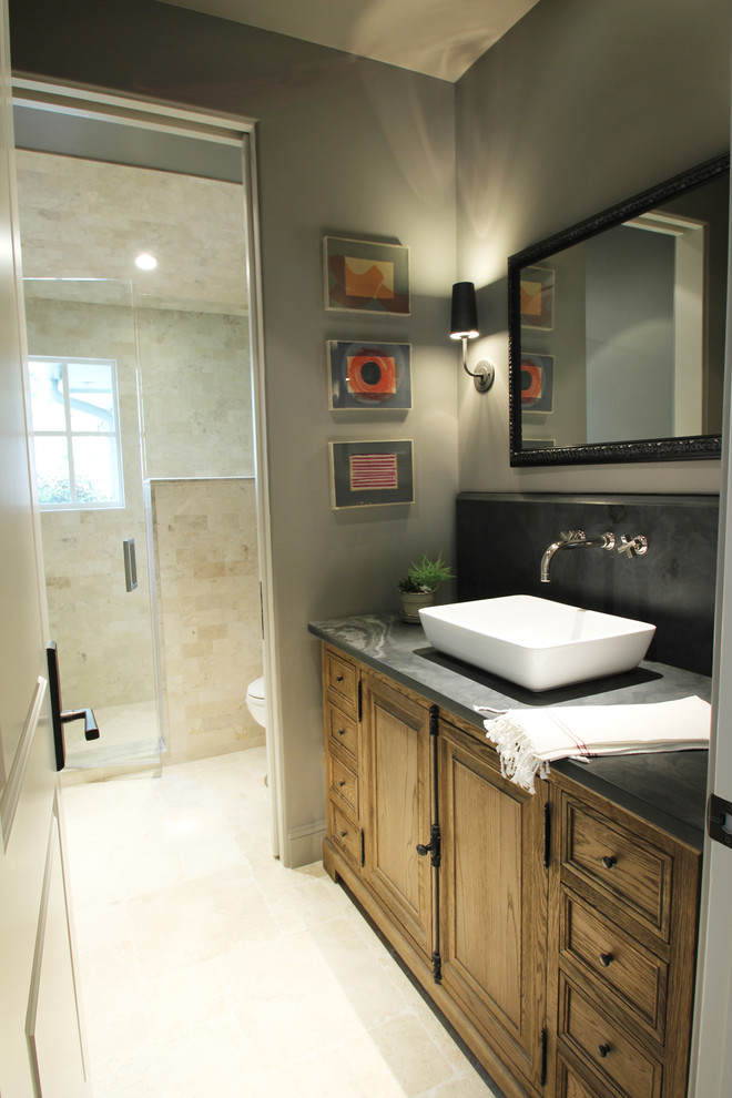 Idées déco pour une douche en alcôve classique en bois brun avec une vasque, un placard avec porte à panneau surélevé et un mur gris.