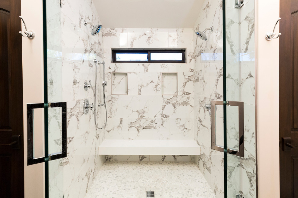 Foto på ett mellanstort eklektiskt vit en-suite badrum, med möbel-liknande, bruna skåp, en dubbeldusch, beige kakel, mosaik, vita väggar, mörkt trägolv, ett nedsänkt handfat, marmorbänkskiva, brunt golv och dusch med gångjärnsdörr