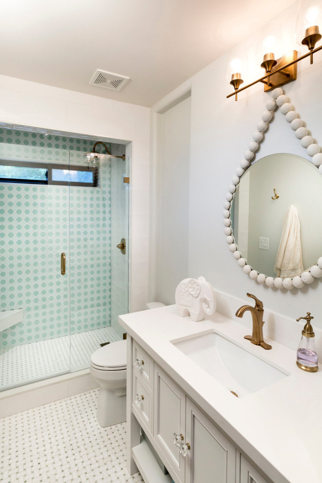Пример оригинального дизайна: детская ванная комната среднего размера в стиле фьюжн с фасадами островного типа, белыми фасадами, открытым душем, унитазом-моноблоком, белой плиткой, мраморной плиткой, белыми стенами, темным паркетным полом, накладной раковиной, столешницей из искусственного кварца, коричневым полом, душем с распашными дверями и белой столешницей