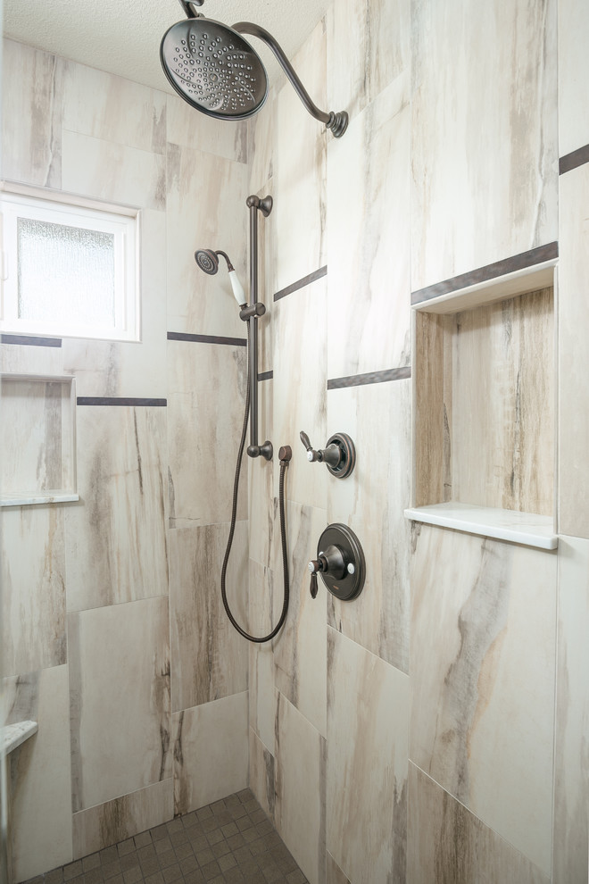 Bild på ett mellanstort rustikt badrum, med luckor med infälld panel, skåp i slitet trä, en dusch i en alkov, brun kakel, keramikplattor, beige väggar, klinkergolv i keramik, ett undermonterad handfat och marmorbänkskiva