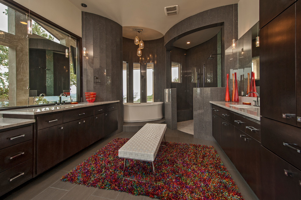 オースティンにあるコンテンポラリースタイルのおしゃれな浴室 (置き型浴槽) の写真