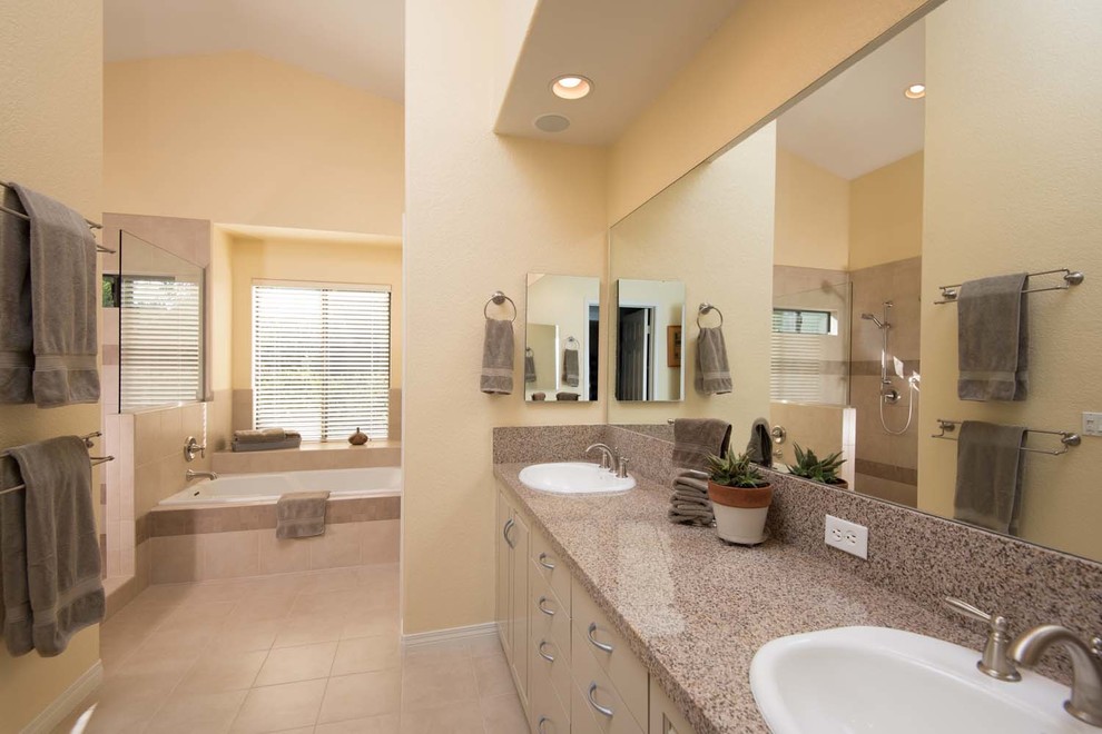 Großes Modernes Badezimmer En Suite mit Unterbauwaschbecken, profilierten Schrankfronten, beigen Schränken, Granit-Waschbecken/Waschtisch, Einbaubadewanne, Eckdusche, Toilette mit Aufsatzspülkasten, beigen Fliesen, Porzellanfliesen, gelber Wandfarbe und Porzellan-Bodenfliesen in San Diego