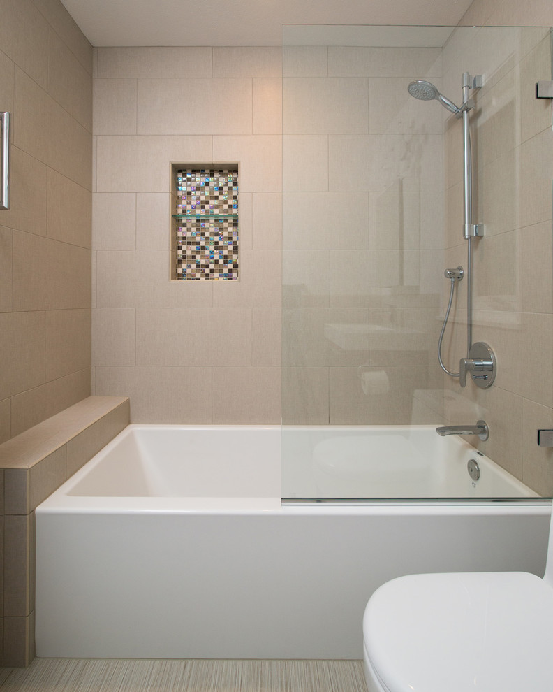 Kleines Modernes Badezimmer mit integriertem Waschbecken, Badewanne in Nische, Duschbadewanne, Toilette mit Aufsatzspülkasten, beigen Fliesen, Keramikfliesen, weißer Wandfarbe und Keramikboden in San Diego
