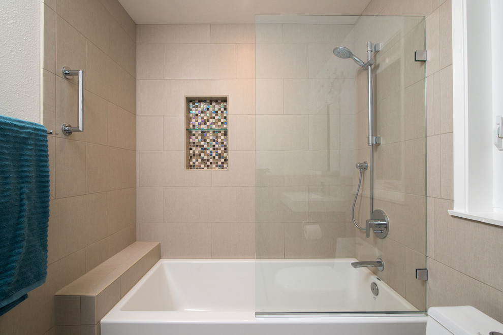 Ispirazione per una piccola stanza da bagno minimalista con lavabo integrato, vasca ad alcova, vasca/doccia, WC monopezzo, piastrelle beige, piastrelle in ceramica, pareti bianche e pavimento con piastrelle in ceramica