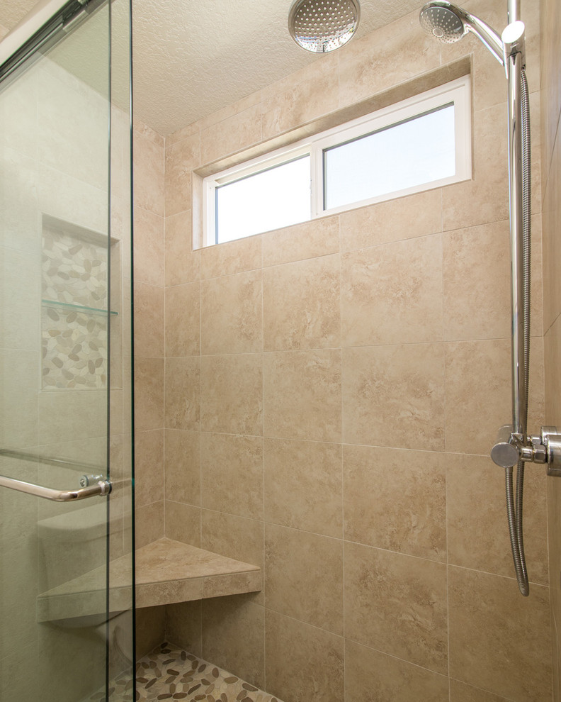 Bild på ett mellanstort funkis badrum med dusch, med ett nedsänkt handfat, släta luckor, skåp i mörkt trä, granitbänkskiva, en hörndusch, beige kakel, keramikplattor, beige väggar och klinkergolv i keramik