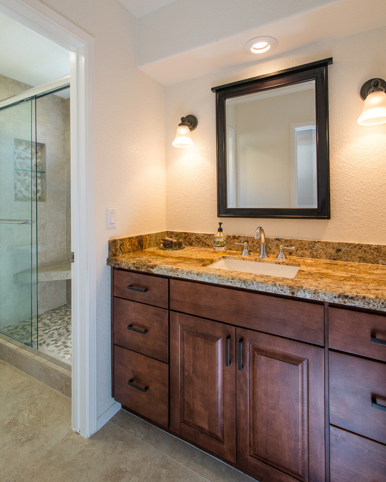 Exempel på ett mellanstort modernt badrum med dusch, med ett nedsänkt handfat, släta luckor, skåp i mörkt trä, granitbänkskiva, en hörndusch, beige kakel, keramikplattor, beige väggar och klinkergolv i keramik