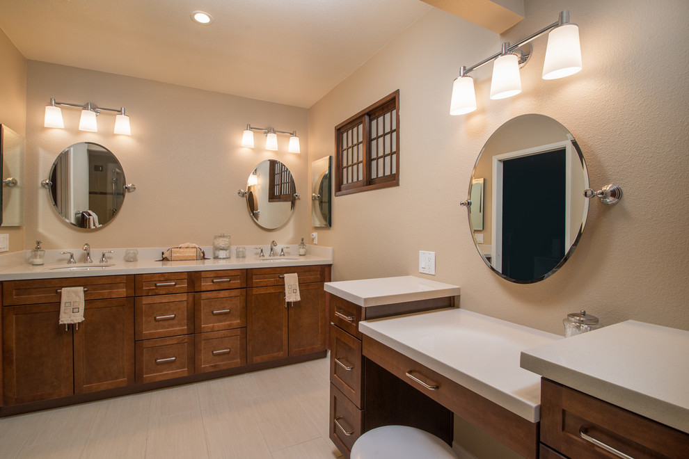Mittelgroßes Modernes Badezimmer En Suite mit Einbauwaschbecken, Schrankfronten mit vertiefter Füllung, hellbraunen Holzschränken, Eckdusche, Toilette mit Aufsatzspülkasten, weißen Fliesen, Keramikfliesen, beiger Wandfarbe und Keramikboden in San Diego