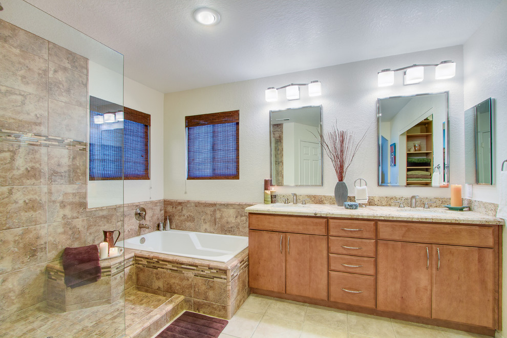 Klassisches Badezimmer mit Granit-Waschbecken/Waschtisch in San Diego