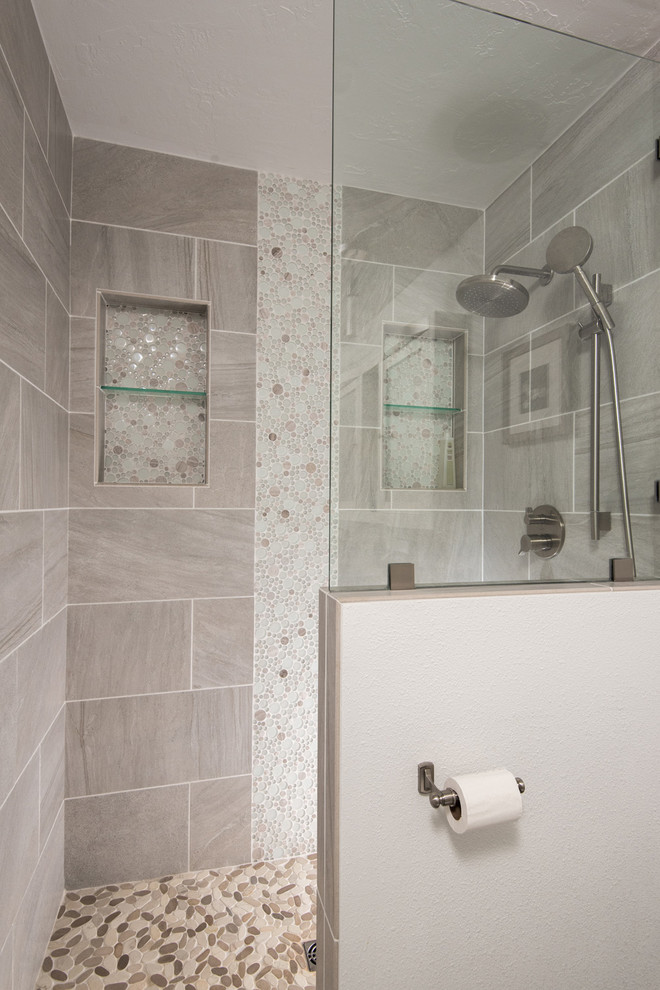 Exempel på ett stort modernt en-suite badrum, med ett undermonterad handfat, skåp i shakerstil, vita skåp, bänkskiva i kvarts, en öppen dusch, en toalettstol med hel cisternkåpa, grå kakel, porslinskakel, vita väggar och klinkergolv i porslin